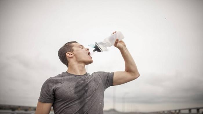 نوشیدن آب بیشتر می تواند به کم کردن وزن شما کمک کند